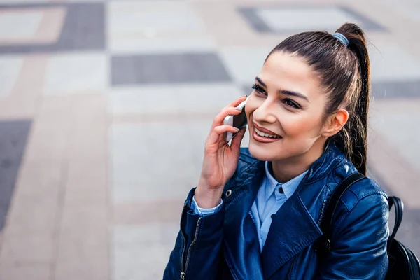 Woman talking on a phone — Stock Photo, Image