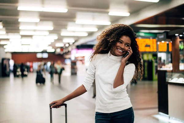Mujer joven en el aeropuerto — Foto de Stock