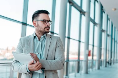 ciddi iş adamı ayakta