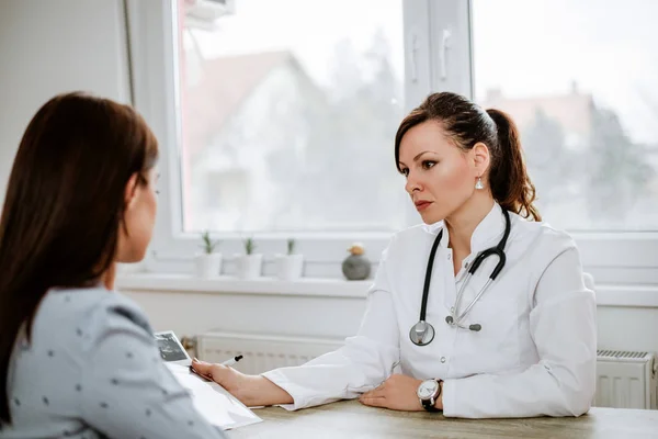 Dokter wanita dan pasien — Stok Foto