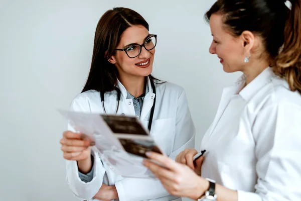 Dos trabajadores médicos hablando . —  Fotos de Stock