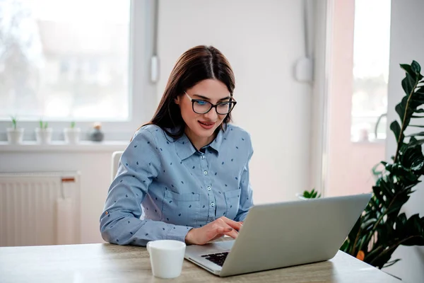 Femme avec utilisation d'un ordinateur portable — Photo