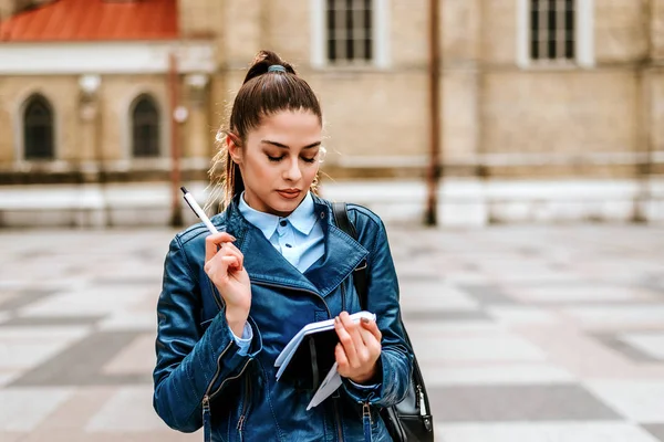 Mujer joven tomando notas — Foto de Stock