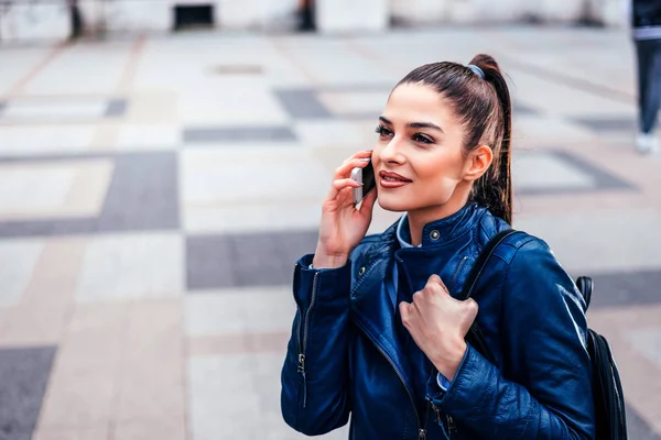 Mujer hablando por teléfono móvil — Foto de Stock