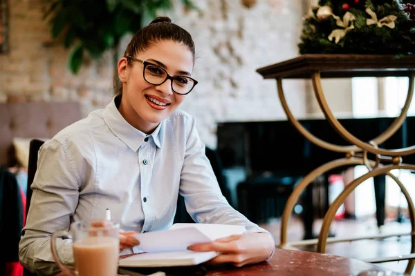 Lächelndes Mädchen macht sich Notizen — Stockfoto