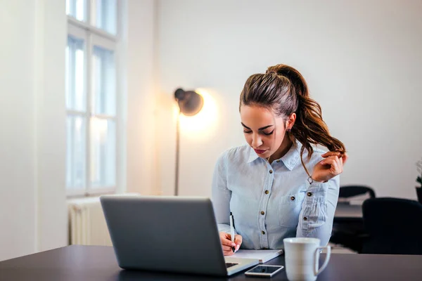 Flicka som du noterar på kontoret. — Stockfoto