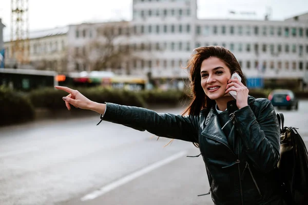 Hermosa mujer llamando a un taxi . — Foto de Stock