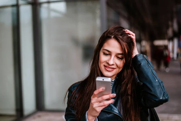 Girl using smart phone — Stock Photo, Image