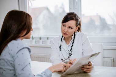 kadın doktor ve hasta