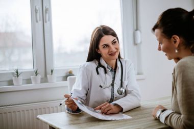kadın doktor ve hasta