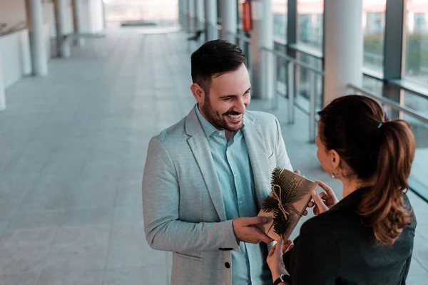 Un homme offrant un cadeau à sa femme . — Photo