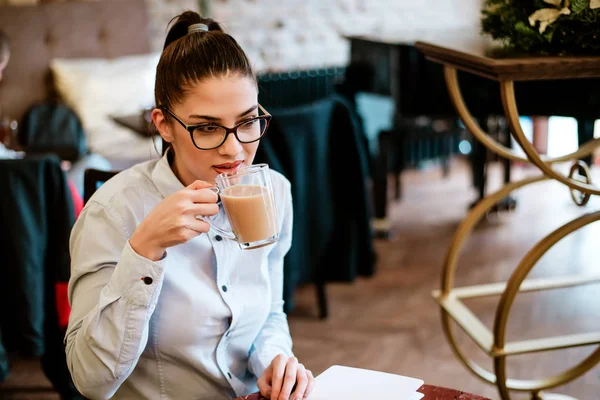Mujer bebiendo café. — Foto de Stock
