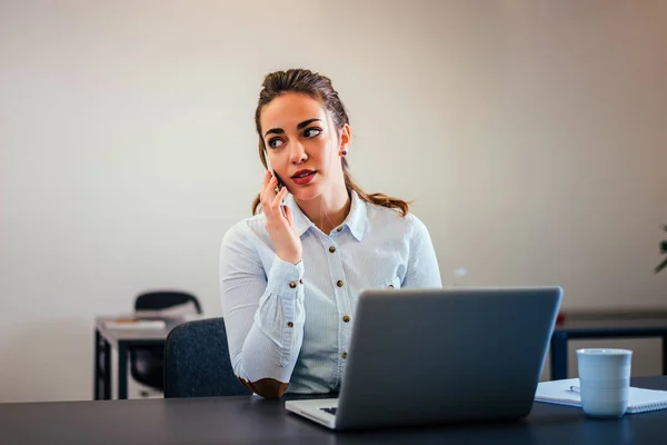 Donna che parla al cellulare — Foto Stock