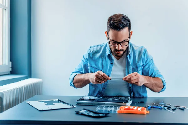 Odaklı teknisyen sökülüp dizüstü fotoğraf çekimi