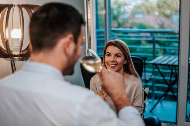 İki arkadaş evde kutlama