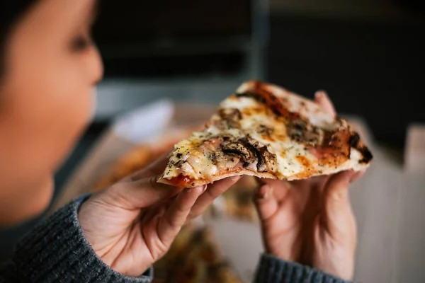 Comer pizza por la noche —  Fotos de Stock