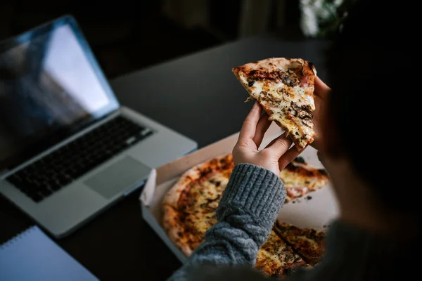 Jíst pizzu a sociální sítě — Stock fotografie