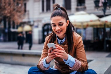 Akıllı telefon kullanan kadın 