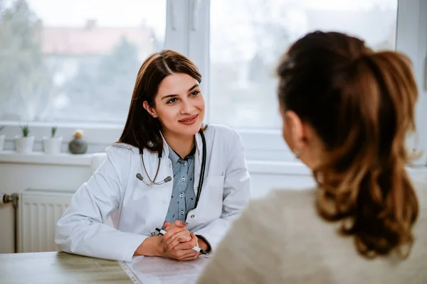 Läkare som lyssnar på en patient — Stockfoto