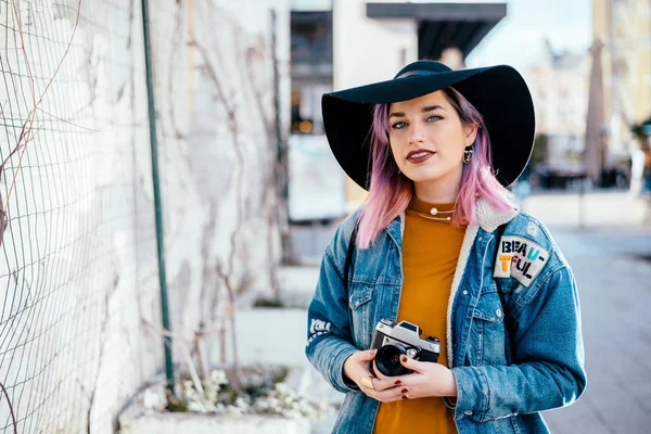 Menina bonita nova com cabelo roxo — Fotografia de Stock