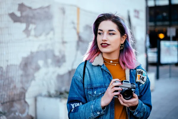 Girl photographer looking away — Stock Photo, Image