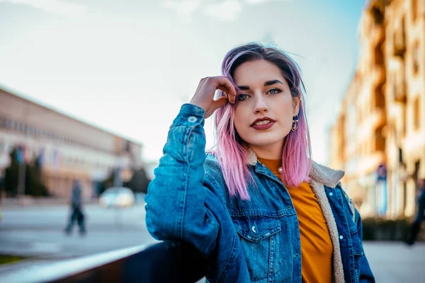 Hipster girl at city street. — Stock Photo, Image