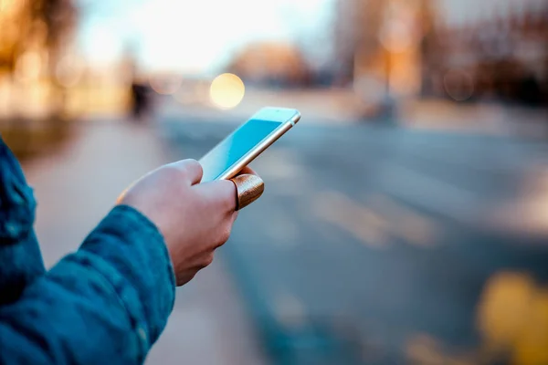 Kvinnliga händer använder telefonen på gata. — Stockfoto