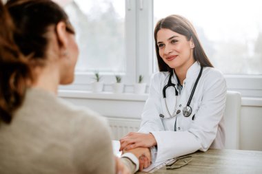 Dost canlısı kadın doktor. 