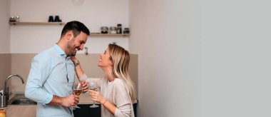 Mutfakta çekici çift