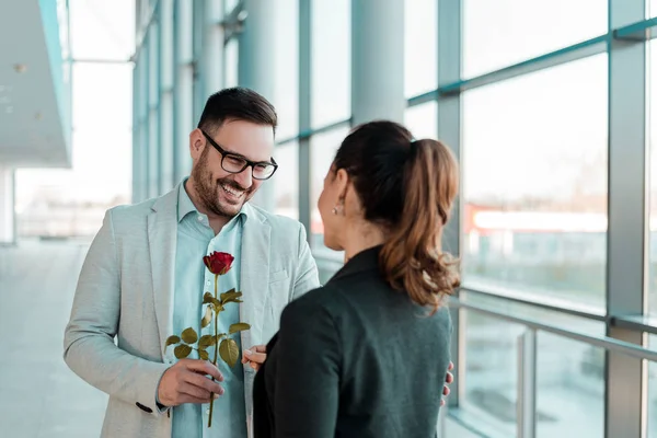 Бизнесмен подарил розу своей подруге — стоковое фото