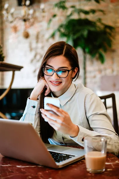 Žena pomocí smartphone a laptop. — Stock fotografie