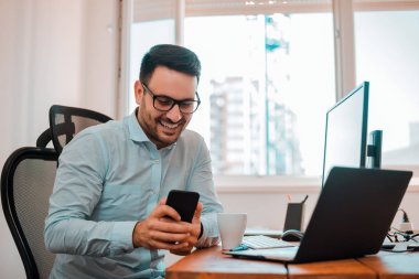  smartphone kullanarak gözlük işadamı 