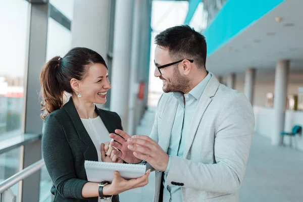 Glada medarbetare glada över resultat. — Stockfoto