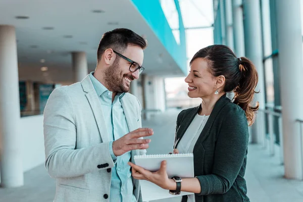 Des collègues souriants qui travaillent ensemble — Photo