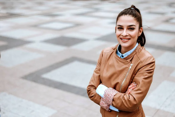 Mujer con brazos cruzados — Foto de Stock