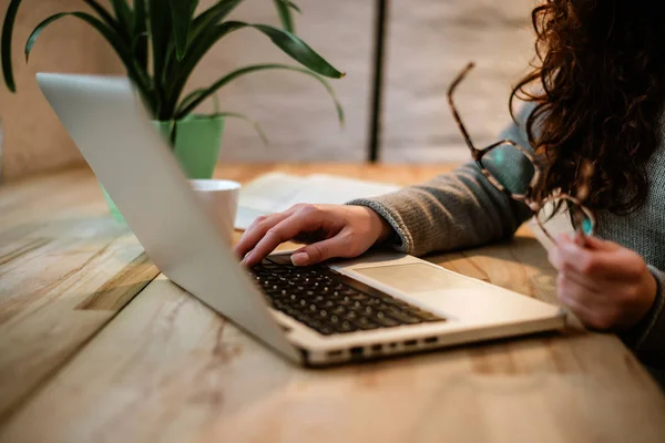 Zbliżenie kobieta pisania na laptopa — Zdjęcie stockowe