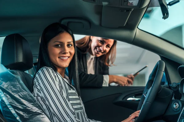 Jovem mulher sentada no carro. — Fotografia de Stock