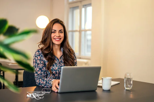 Mulher Sorridente Trabalhando Laptop Escritório — Fotografia de Stock