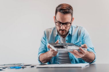 çalışma tablosu laptop tamir bilgisayar mühendisi