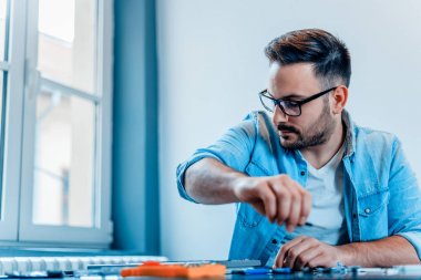 Dizüstü donanım onarımı için araç seçimi