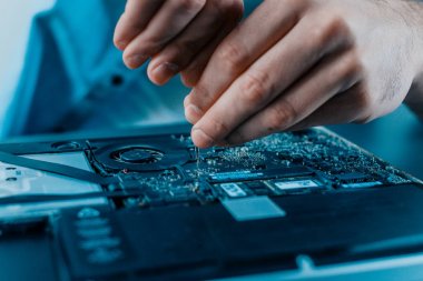 Laptop tamiri erkek elinde yakın çekim
