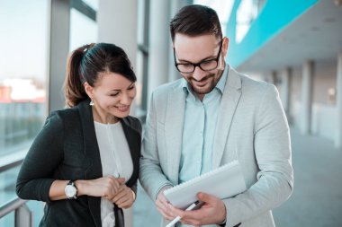 İş adamları ofiste belgeleri tartışıyor 