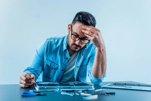 Técnico Preocupado Por Problema Hardware Portátil —  Fotos de Stock