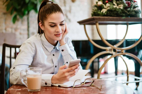 Mulher Usando Smartphone Enquanto Sentado Café — Fotografia de Stock