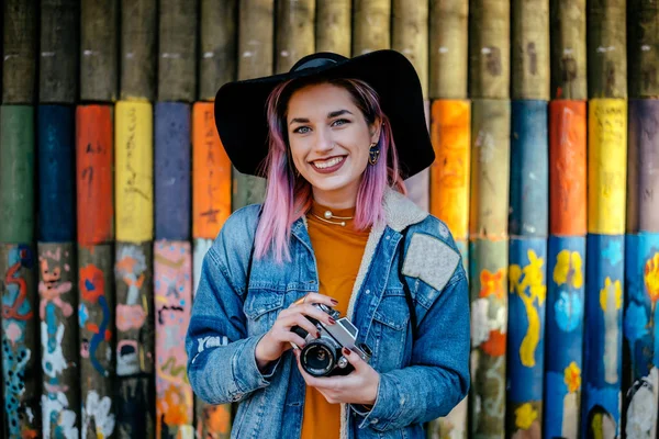 Portrait Woman Dyed Hair Hat Standing Front Painted Wall — Stock Photo, Image