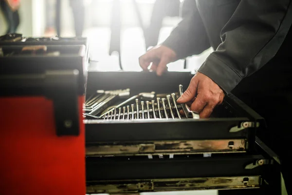 Szerelő Vesz Létesítmények Különleges Dobozban Mechanikai Eszközök — Stock Fotó