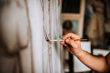 El atölyede çizim ressam