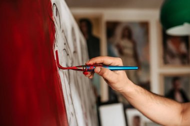 El atölyede çizim ressam