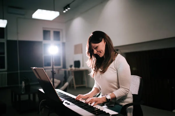 Lachende Vrouw Pianist Spelen Synthesizer Van Bladmuziek — Stockfoto