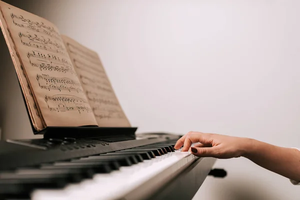 Kvinnlig Hand Spela Piano Från Klassiska Noter — Stockfoto